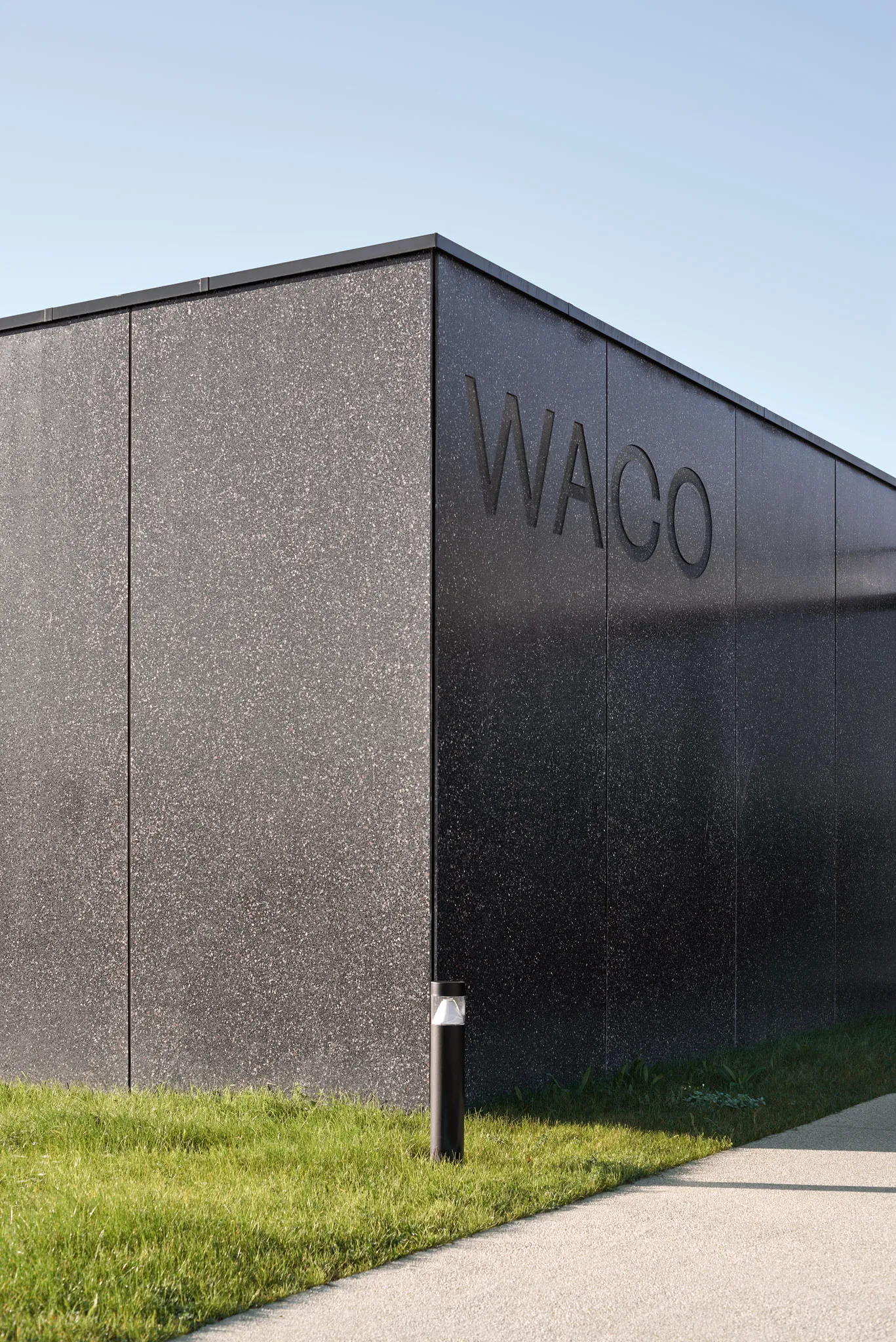 Façade du pavillon Waco, béton gravé. Planeur Waco Sérigraphie murale 1 couleur.