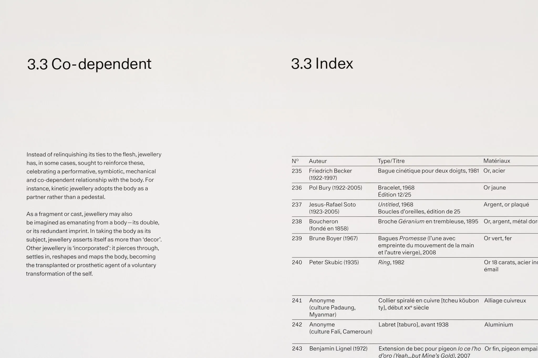 Index muraux permettant de comparer les œuvres présentées.