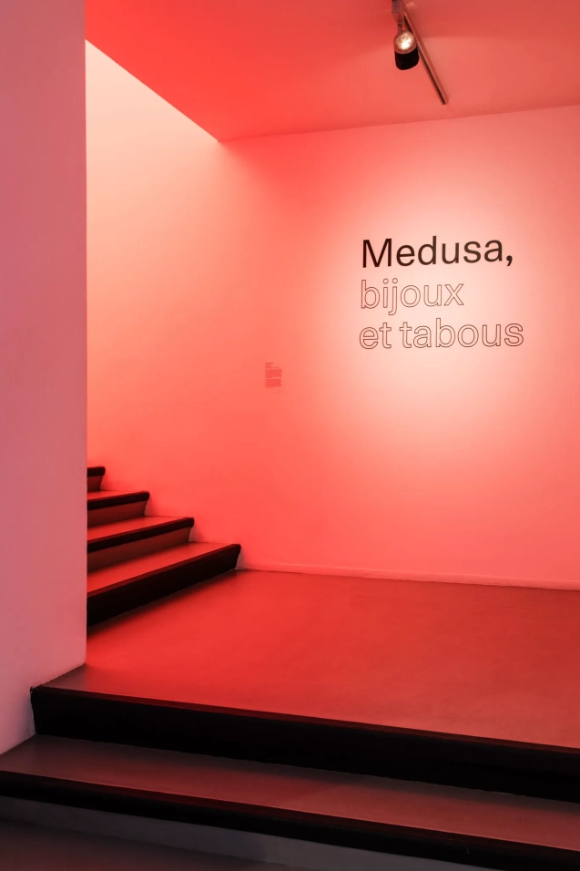 Médusa, Bijoux et tabous